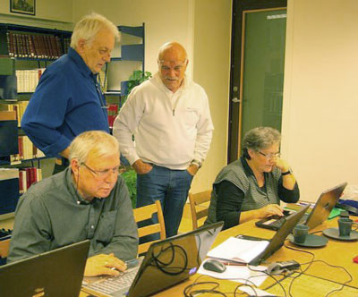 slektsgranskningskurs2011 Fra et slektskurse i Verdal historielag - Dagfinn Brendmo og Aud Wekre ved PC-ene. Bak Just Roar Wohlen (t.v.) og Alf Grønskag som utveksler erfaringer som ferske slektsforskere.