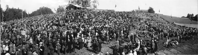 stiklestad1930 <b>Folksomt i 1930:</b> Bildet er fra 900-årsjubileet for Slaget på Stiklestad i 1030. To bilder satt sammen.